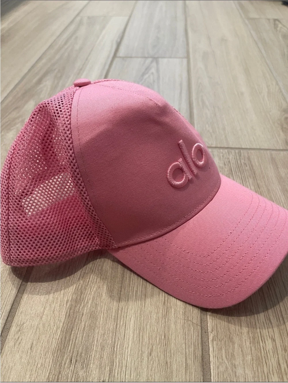 Alo Yoga District Trucker Hat Candy Heart Sweet Pink O/S